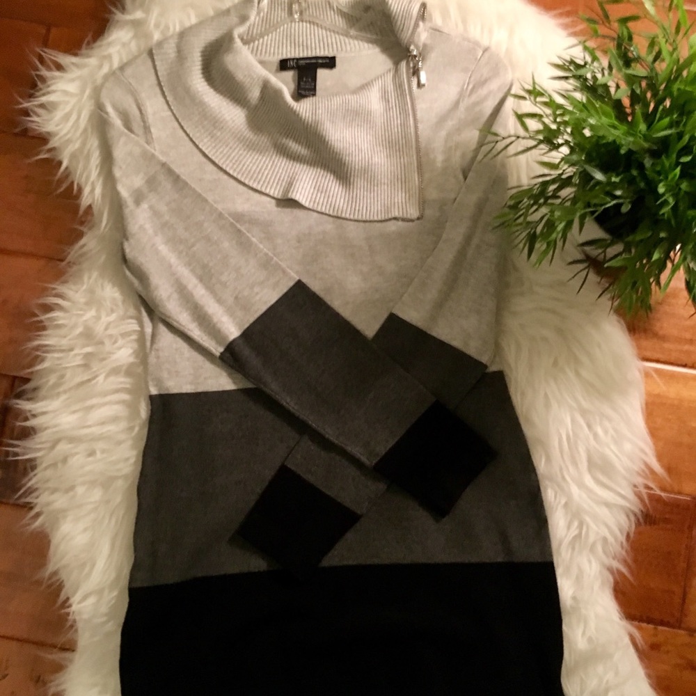 SOLD>NWOT INC Color Blocked Zipped Cowl Neck Tunic. SP